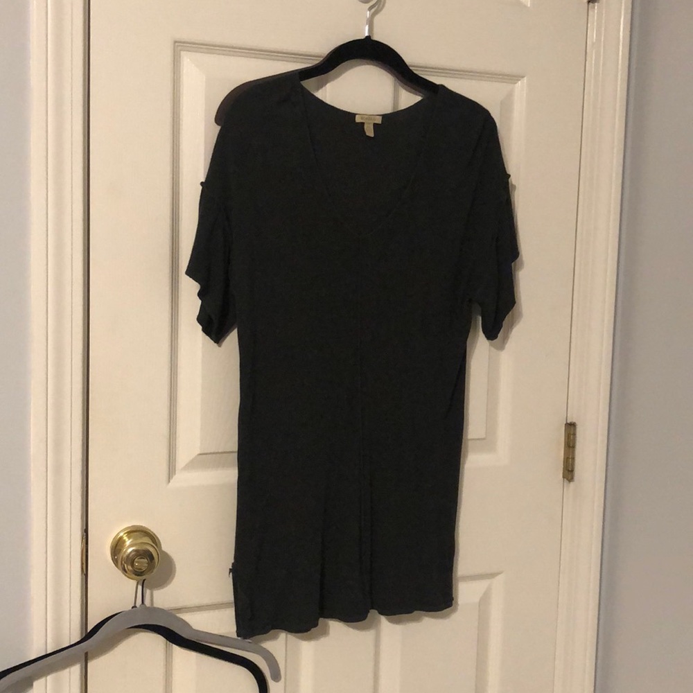 Anthropologie Bordeaux charcoal v neck short sleeve tunic EUC with side slits
